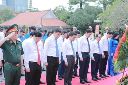 Đoàn đại biểu dự Đại hội Thi đua yêu nước tỉnh Thanh Hóa lần thứ XI dâng hương tưởng niệm Chủ tịch Hồ Chí Minh