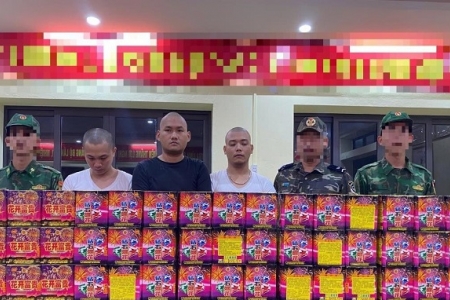 Bắt giữ 3 đối tượng vận chuyển hơn 1 tạ pháo nổ xuyên biên giới
