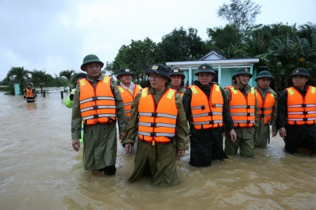 Phó Thủ tướng Trần Hồng Hà thăm hỏi, động viên người dân bị cô lập trong vùng lũ ở Đà Nẵng