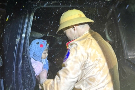 Đà Nẵng:Trạm CSGT Hòa Nhơn kịp thời đưa cháu bé bị sốt cao đi bệnh viện