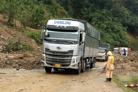 Quảng Ngãi: Đèo Lò Xo vẫn chưa thông tuyến hoàn toàn sau nhiều ngày bị cô lập vì sạt lở