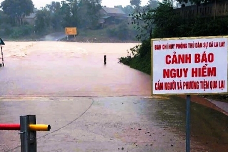 Mưa lớn gây ngập lụt, sạt lở diện rộng tại Quảng Trị, hàng trăm hộ dân phải sơ tán