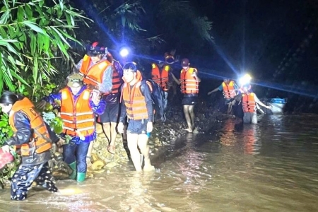 Cứu hộ thành công 6 người mắc kẹt 2 ngày trong rừng do mưa lũ