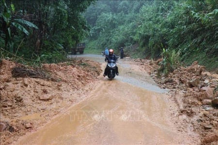 Còn 16 tuyến quốc lộ miền Trung bị ách tắc do ngập, sạt lở
