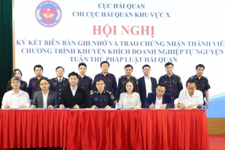 Trao chứng nhận thành viên Chương trình khuyến khích doanh nghiệp tự nguyện thuân thủ pháp luật hải quan