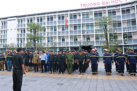 Công an Quảng Trị hỗ trợ khắc phục hậu quả mưa lũ tại Bệnh viện Đại học Y Dược Huế