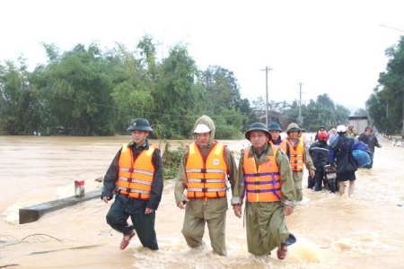 Phó Chủ tịch Thường trực HĐND TP. Đà Nẵng Trần Phước Sơn thăm người dân vùng rốn lũ Đại Lộc