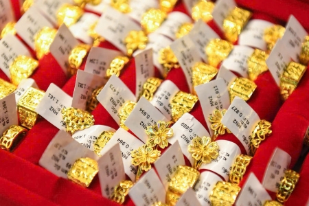 Giá vàng tăng vọt, nhà đầu tư phản ứng lạ sau 'cuộc gặp lịch sử'