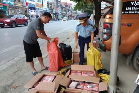 Tuyên Quang: Thu giữ gần 163kg thực phẩm không rõ nguồn gốc, tài xế bị phạt 8 triệu đồng