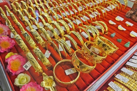 Cập nhật giá vàng ngày 1/11: Vàng nhẫn, vàng miếng neo ở mức cao dù giá thế giới giảm