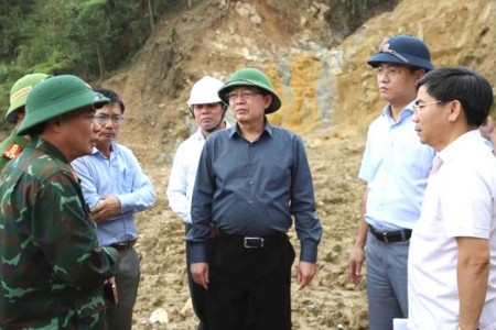 Phó Thủ tướng Chính phủ Hồ Quốc Dũng thị sát điểm sạt lở tại xã Ngọc Linh
