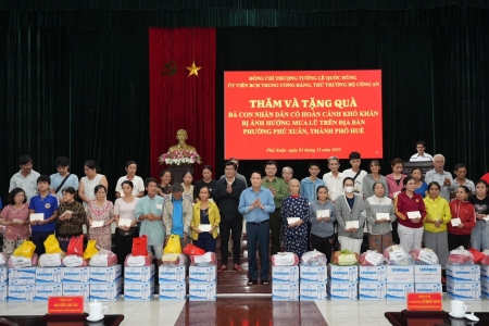 Bộ Công an thăm, tặng quà cho người dân bị ảnh hưởng bởi mưa lũ tại TP. Huế