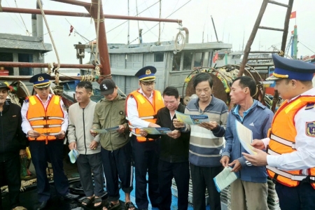 Bộ Tư lệnh Vùng Cảnh sát biển 1 đẩy mạnh tuyên truyền, quyết liệt thực hiện đợt cao điểm chống khai thác IUU