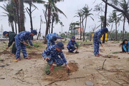 Tuổi trẻ Bộ Tư lệnh Vùng Cảnh sát biển 1 phối hợp trồng hơn 1 vạn cây phi lao chắn sóng