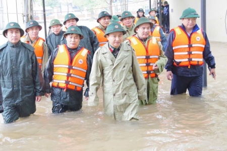 Đoàn công tác của Bộ Tư lệnh Quân khu 4 kiểm tra, thăm Nhân dân vùng lũ Hà Tĩnh