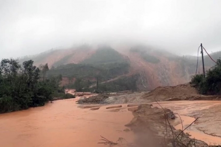 Hà Tĩnh: Sạt lở núi vùi lấp nhiều trang trại và tài sản của người dân