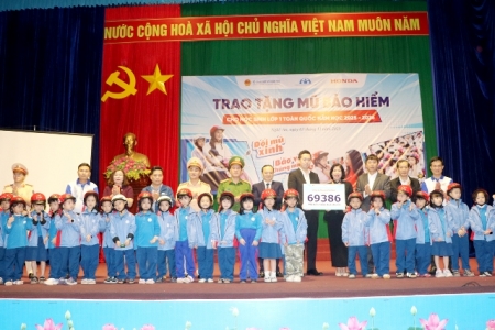 Nghệ An: Trao tặng hơn 69.000 mũ bảo hiểm cho học sinh lớp Một năm học 2025 – 2026