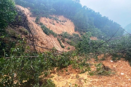 Quảng Trị: Mưa lớn gây sạt lở nghiêm trọng, Quốc lộ 9C tê liệt nhiều đoạn