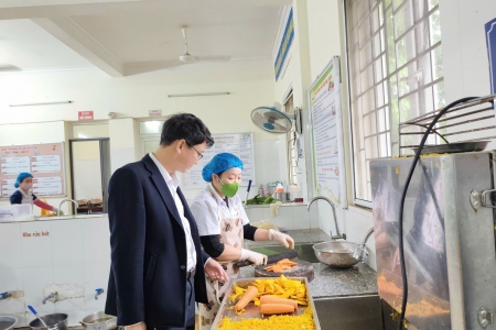 Ban Kinh tế - Ngân sách HĐND xã Hùng Thắng giám sát công khai tài chính tại Trường Mầm non Hùng Thắng