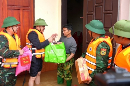 Chủ tịch UBND tỉnh Quảng Trị trực tiếp kiểm tra, chỉ đạo khắc phục hậu quả mưa lũ tại vùng tâm lũ