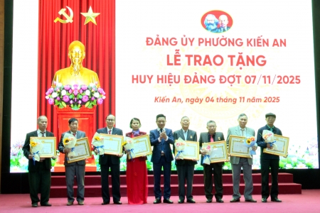 Đảng uỷ phường Kiến An tổ chức Lễ trao tặng Huy hiệu Đảng đợt 7/11/2025
