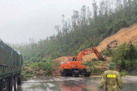 Hà Tĩnh nhanh chóng khắc phục sạt lở núi tại Khu kinh tế Vũng Áng