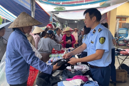 Lào Cai: Tuyên truyền pháp luật phòng, chống buôn lậu và hướng dẫn phân biệt hàng thật - hàng giả cho ngươi tiêu dùng