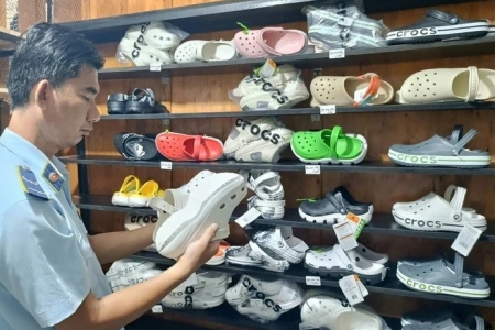 QLTT TP.HCM triệt phá hàng giả: Thu giữ hàng trăm mỹ phẩm, thời trang vi phạm tại Củ Chi