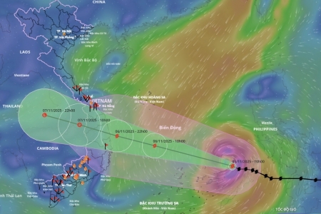 Bão Kalmaegi mạnh lên sau khi vào Biển Đông