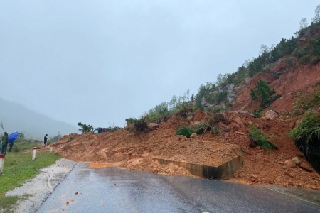 Hà Tĩnh cấm lưu thông trên tuyến đường ven biển do sạt lở nghiêm trọng