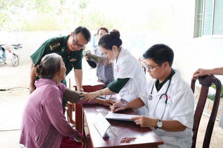 Bộ đội Biên phòng tỉnh An Giang khám bệnh, cấp thuốc miễn phí cho hơn 300 người dân