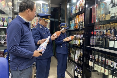 Khởi động chiến dịch cao điểm Tết 2026: Chính phủ yêu cầu siết chặt kiểm soát buôn lậu và hàng giả