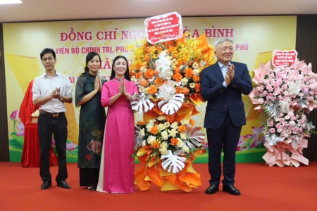 Đồng chí Nguyễn Hòa Bình, Ủy viên Bộ Chính trị, Phó Thủ tướng Thường trực Chính phủ thăm và làm việc tại Trường THPT Kiến An