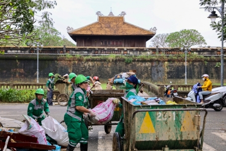 Huế: Công nhân HEPCO thực hiện trên 200% công suất/ngày làm sạch môi trường sau lũ lụt