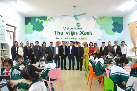 Vietcombank khánh thành ‘Thư viện Xanh’, trao học bổng ‘Cùng em tiến bước’