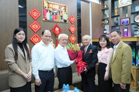 Trao Huy hiệu Đảng tại nhà riêng cho đảng viên lão thành thuộc Đảng bộ phường Hải Dương