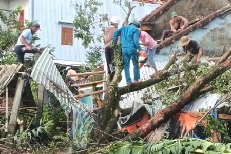 Bão số 13 khiến hàng chục nhà dân phía nam Đà Nẵng bị tốc mái, hư hỏng