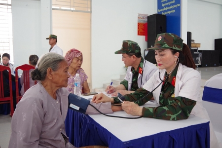 Quân y Việt Nam - Campuchia khám bệnh, cấp thuốc miễn phí cho nhân dân biên giới