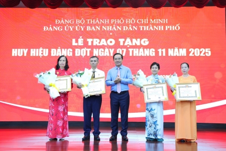 Đảng ủy UBND TP. HCM trao Huy hiệu Đảng cho 32 đảng viên