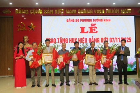 Hải Phòng: Đảng bộ phường Dương Kinh tổ chức Lễ trao tặng Huy hiệu Đảng đợt 7/11/2025