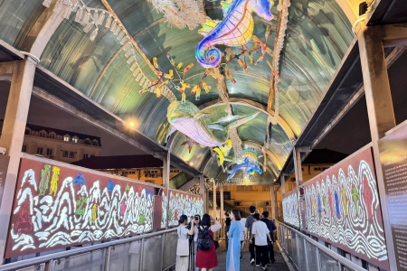 Ánh sáng kể chuyện Thủ đô: Hà Nội thử nghiệm chiếu sáng nghệ thuật tại cầu đi bộ Trần Nhật Duật