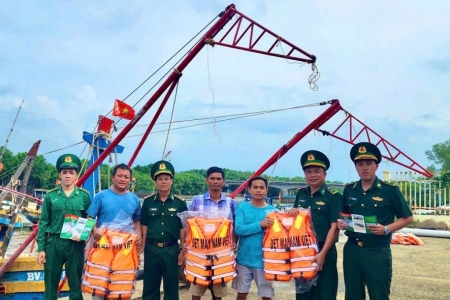 Đồn Biên phòng Phước Thuận tuyên truyền chống khai thác IUU và đảm bảo an toàn cho ngư dân trong mùa mưa bão