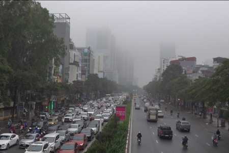 Hà Nội giữa tháng 11: Mưa nhỏ, nồm ẩm trái mùa khiến phố phường “ướt át” như mùa xuân