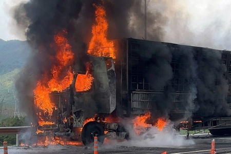 Xe đầu kéo bốc cháy dữ dội trên cao tốc đoạn qua Hà Tĩnh