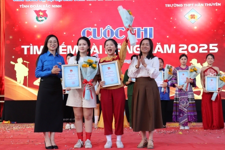 Hàng nghìn học sinh Bắc Ninh tham gia chương trình Thanh niên thượng tôn pháp luật và cuộc thi Tìm kiếm tài năng