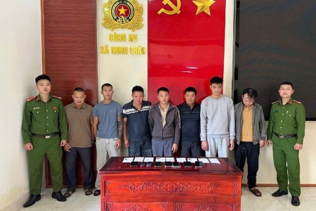 Nghệ An: Đột kích ổ nhóm đánh bạc, bắt 8 đối tượng, thu giữ gần 170 triệu đồng
