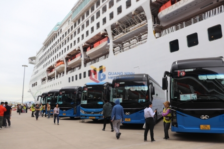 Trên 3.100 khách du lịch tàu biển đến Quảng Ninh