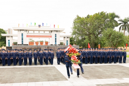 Đoàn đại biểu dự Hội nghị tổng kết các tổ chức quần chúng Cảnh sát biển dâng hương tưởng nhớ Chủ tịch Hồ Chí Minh