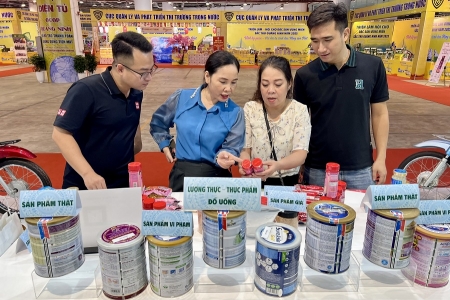 Gian hàng "Nhận diện hàng giả" thu hút đông đảo người dân tại Triển lãm - Hội chợ Sắc Thu Quảng Ninh