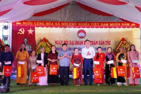 Phó Thủ tướng Nguyễn Chí Dũng dự Ngày hội đại đoàn kết tại Quảng Trị